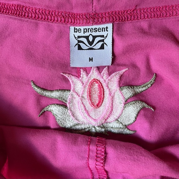 Be Present Pink Yoga mobility Pants Embroidered Lotus Flower Size M Rare! - Picture 5 of 6